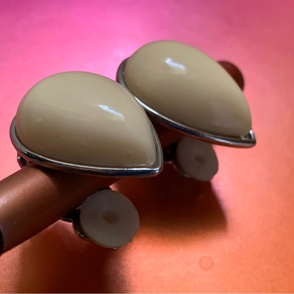 Vintage Creme Beige & Silver Tone Tear Drop Clip On Earrings - Picture 3 of 5